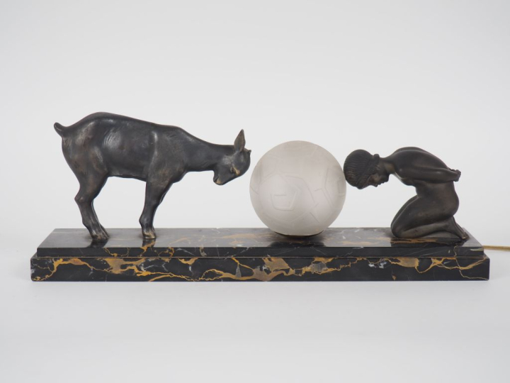 Veilleuse de style Art Déco en régule, "balle, enfant et chevreau", so