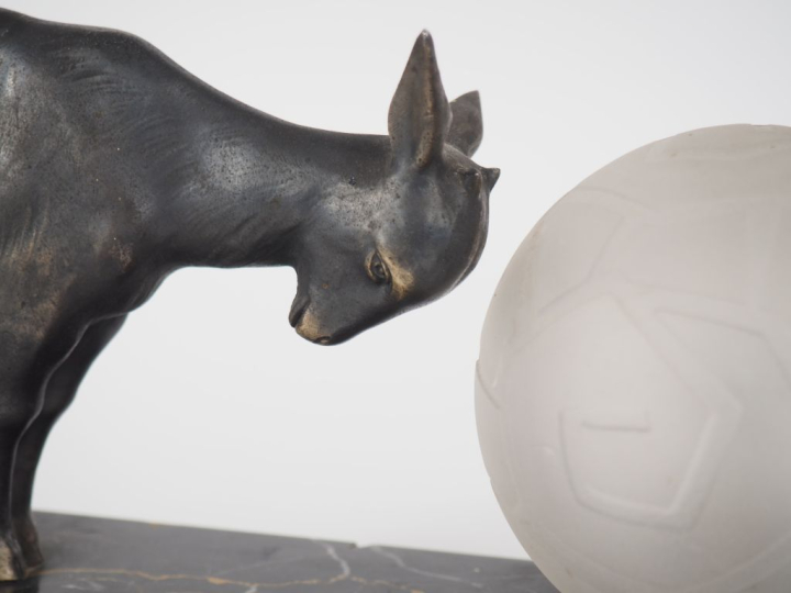 Veilleuse de style Art Déco en régule, "balle, enfant et chevreau", so