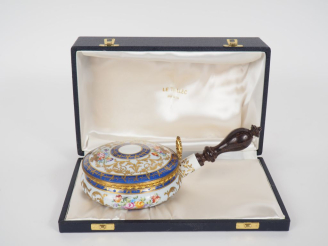 Vente aux enchères LE TALLEC à Paris. Réchaud couvert en porcelaine, à décor emaillé et d