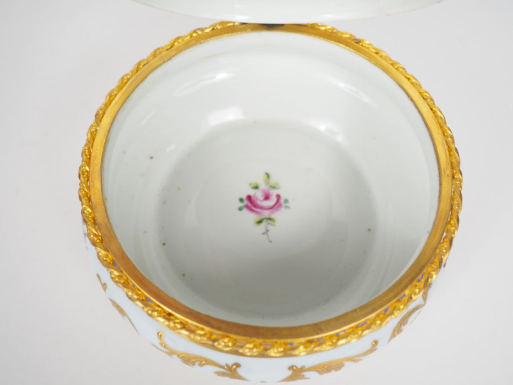 LE TALLEC à Paris. Réchaud couvert en porcelaine, à décor emaillé et d