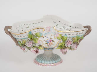 Vente aux enchères Coupe sur talon 1900 en porcelaine  de saxe à décor ajouré et en relie
