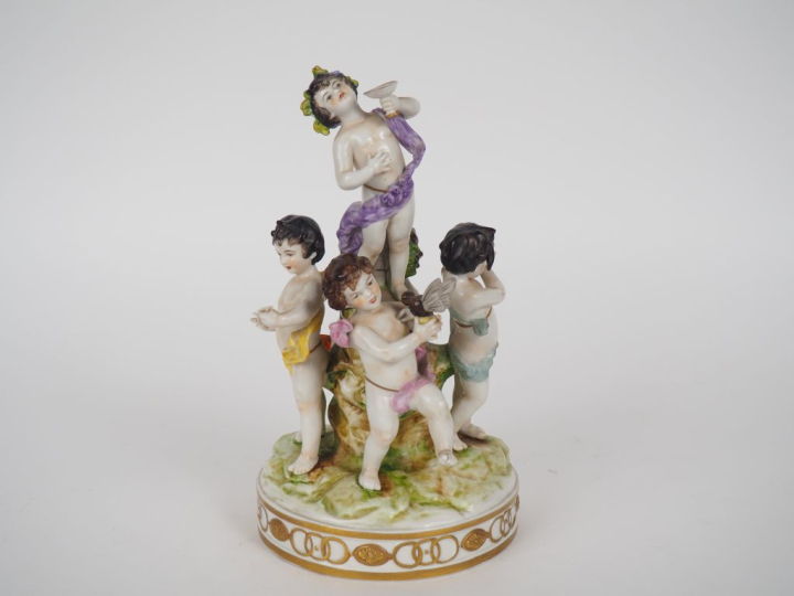 Groupe en porcelaine de saxe fin XIXème - début XXème, "amours bacchiq