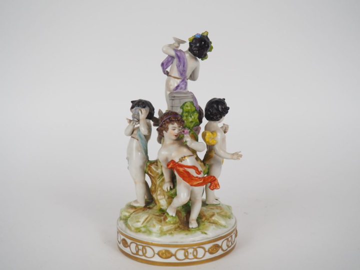 Groupe en porcelaine de saxe fin XIXème - début XXème, "amours bacchiq