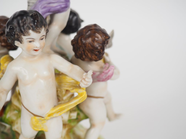 Groupe en porcelaine de saxe fin XIXème - début XXème, "amours bacchiq