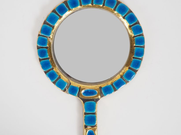 Mithé ESPELT. Face à main en céramique bleue et dorée. Dim. 22 x 15 cm