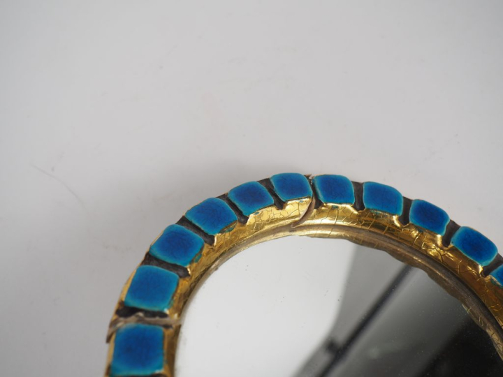 Mithé ESPELT. Face à main en céramique bleue et dorée. Dim. 22 x 15 cm