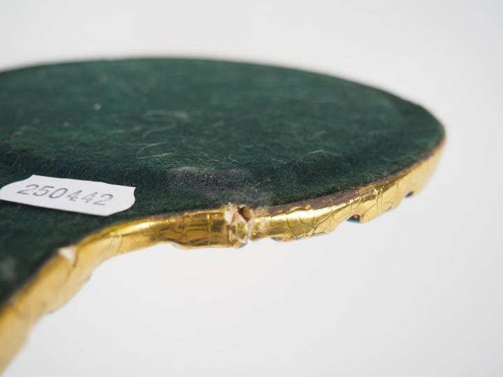 Mithé ESPELT. Face à main en céramique bleue et dorée. Dim. 22 x 15 cm