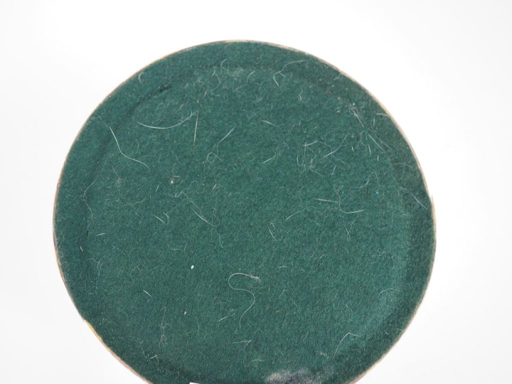 Mithé ESPELT. Face à main en céramique bleue et dorée. Dim. 22 x 15 cm