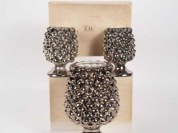 Christian DIOR.  Paire de vases Ananas en porcelaine argentée. Signés.