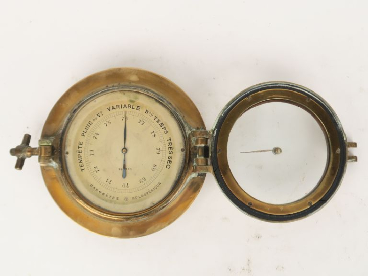 HERMES. Baromètre holostérique en laiton. Dim. 7,5 x 17 cm.