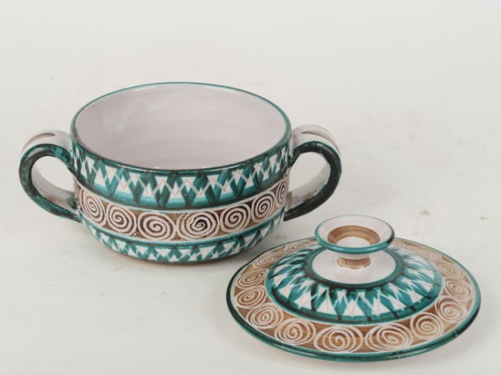 Robert PICAULT.  Pot couvert à anses en faience polychrome. Signé. H. 