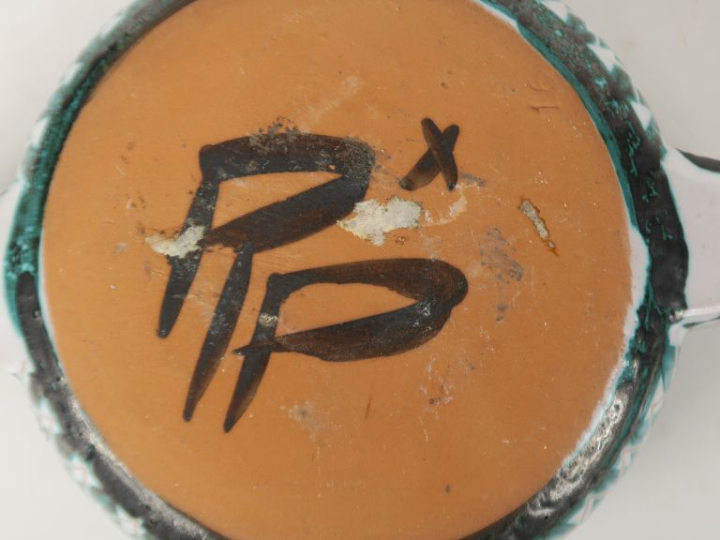 Robert PICAULT.  Pot couvert à anses en faience polychrome. Signé. H. 