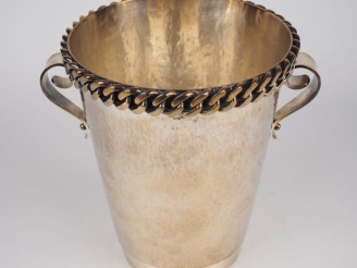 Vente aux enchères Jean DESPRES.  Rafraichissoir en métal martelé  Signé H. 25 cm