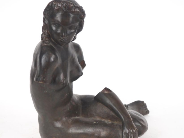 Serge ZELIKSON. " Jeune femme assise". Sculpture en bronze à patine br