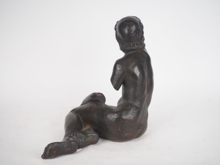 Serge ZELIKSON. " Jeune femme assise". Sculpture en bronze à patine br
