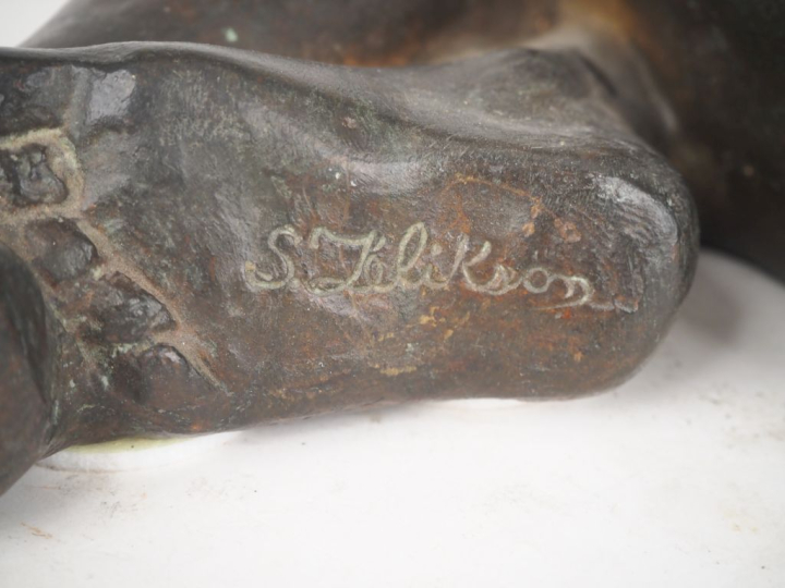 Serge ZELIKSON. " Jeune femme assise". Sculpture en bronze à patine br