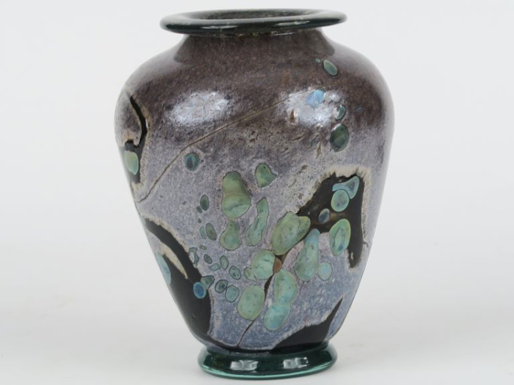 R. PIERINI.  Vase ovoide en verre polychrome multi couches décor abstr