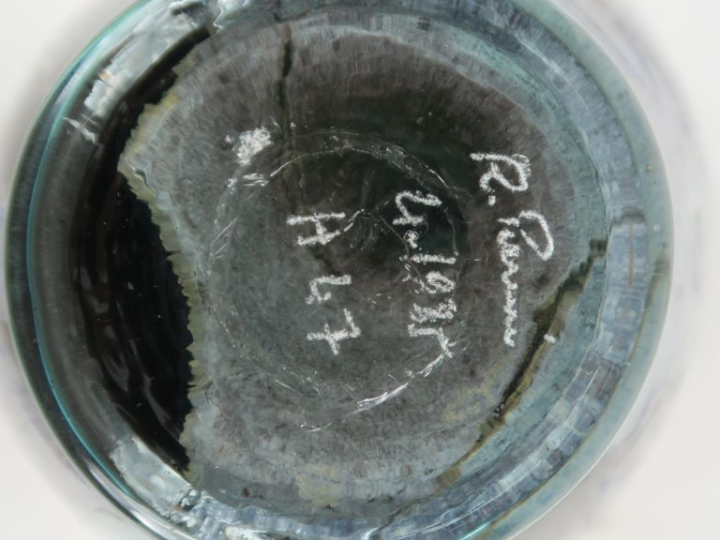 R. PIERINI.  Vase ovoide en verre polychrome multi couches décor abstr