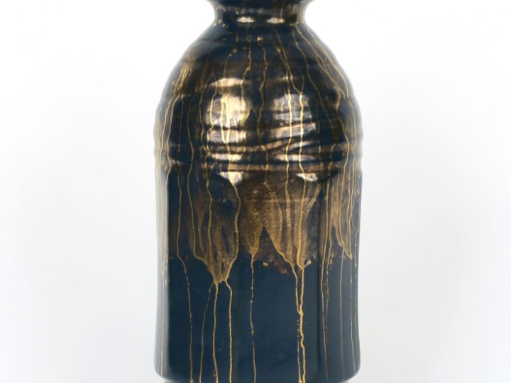 POINTU.  Vase Art Déco en grès bleu foncé flammé et doré. Signé H. 28,