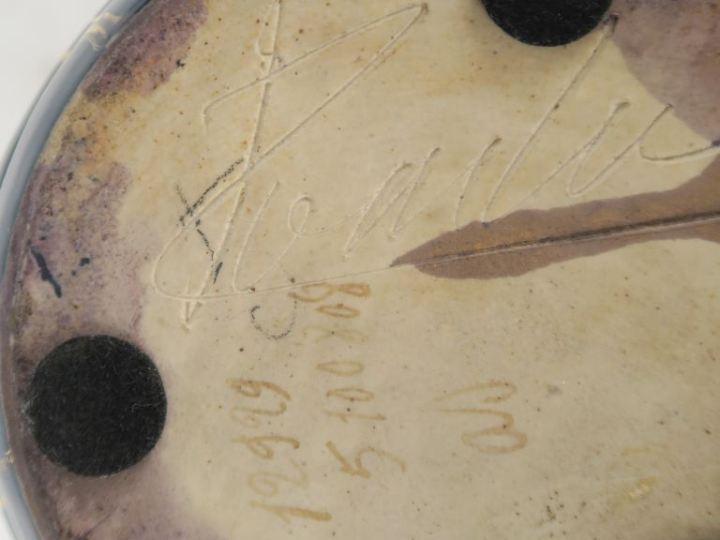 POINTU.  Vase Art Déco en grès bleu foncé flammé et doré. Signé H. 28,