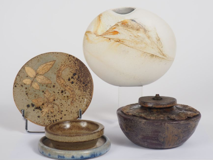 5 différents vase, vide-poches ou coupelles en céramique moderne. H. d