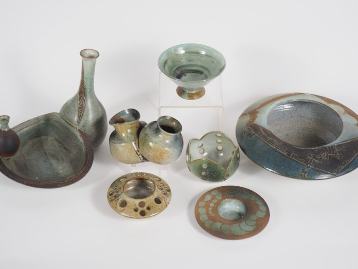 Hélène RAMBAULT (?). 7 différentes pièces en céramique. Signées. H.  D