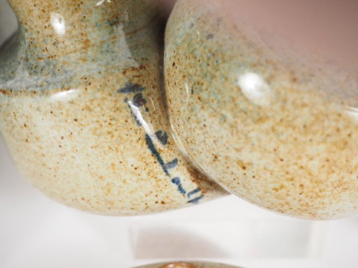 Hélène RAMBAULT (?). 7 différentes pièces en céramique. Signées. H.  D