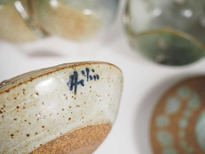 Hélène RAMBAULT (?). 7 différentes pièces en céramique. Signées. H.  D