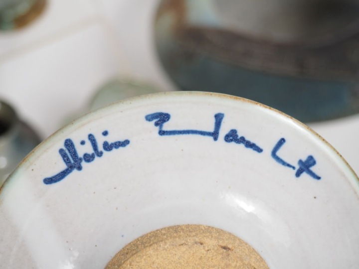 Hélène RAMBAULT (?). 7 différentes pièces en céramique. Signées. H.  D