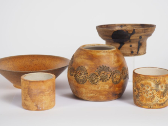 Vente aux enchères POTERIE DE LA COLOMBE. 5 différentes vases ou vide-poches en céramique