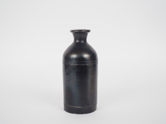 Vente aux enchères Vase bouteille en céramique moderne noire à décor de deux frises géomé