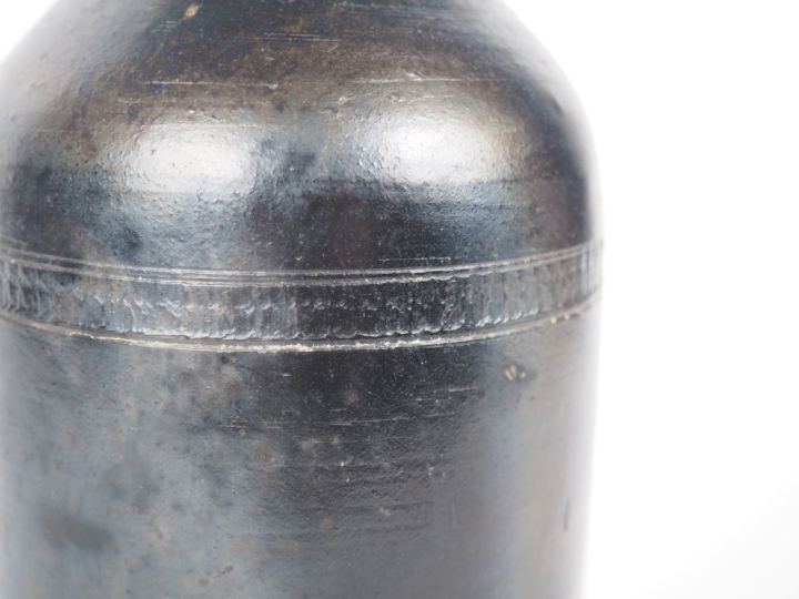 Vase bouteille en céramique moderne noire à décor de deux frises géomé