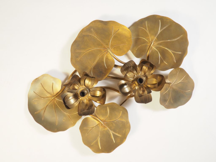 FLORART. Grande applique double années 70 en métal doré à décor de fle