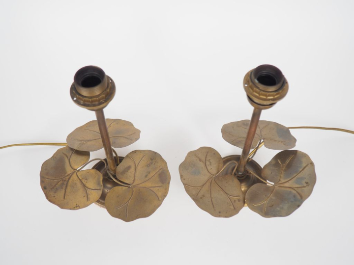 FLORART. Paire de lampes années 70 en métal doré à décor de fleurs de 