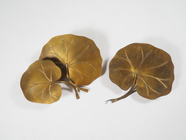 FLORART. 2 différentes appliques années 70 en métal doré à décor de fl