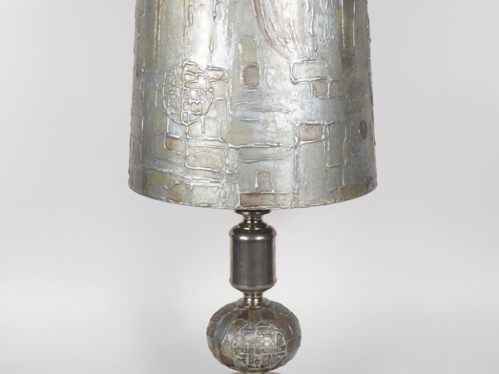 Lampe 1970 en métal et composition, pied et abat-jour assorti à décor 