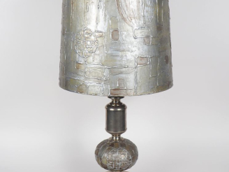Vente aux enchères Lampe 1970 en métal et composition, pied et abat-jour assorti à décor 