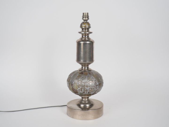 Lampe 1970 en métal et composition, pied et abat-jour assorti à décor 