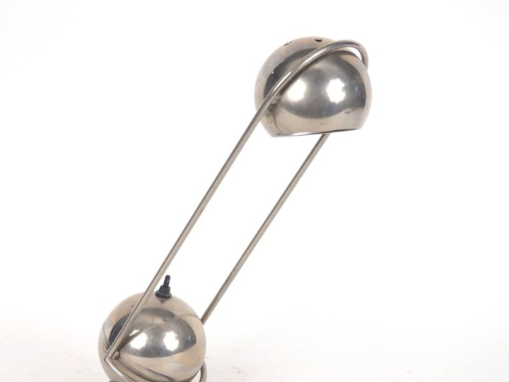 Lampe design années 70, en métal chromé et laquée noir. H. 34 cm.