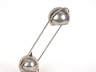 Vente aux enchères Lampe design années 70, en métal chromé et laquée noir. H. 34 cm.