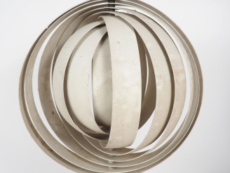 Vente aux enchères Verner PANTON. Suspension "Moon" en métal laqué. Diam. 35 cm.