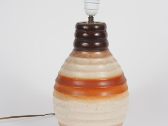 Vente aux enchères Lampe en céramique moderne à décor ocre, brun orangé et blanc-cassé. H