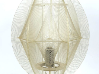 Vente aux enchères Paul SECON.  Suspension SOMPEIX en plexi glass et fils de nylon H. 58,