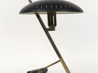 Vente aux enchères Louis KALFF. Pour Philips. Lampe de bureau en tole noire et laiton. H.