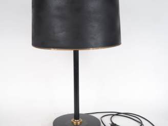 Vente aux enchères Lampe de style Art déco en métal laqué noir. H. 41 cm.