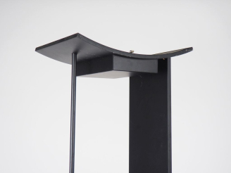 Vente aux enchères Gilles DERAIN. Lampadaire "MPC" en métal laqué noir, alternateur modul