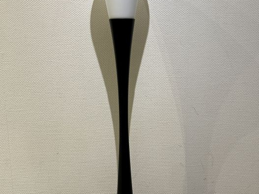 Joseph-André MOTTE.  Lampadaire "Diabolo" années 60 en bois laqué et o