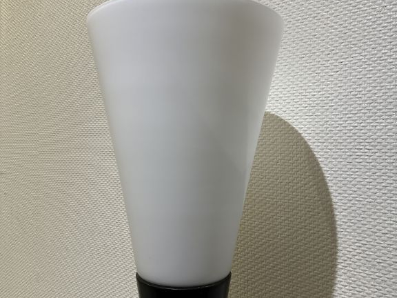 Joseph-André MOTTE.  Lampadaire "Diabolo" années 60 en bois laqué et o