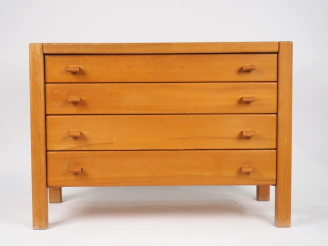 Vente aux enchères Maison REGAIN. Commode en orme, ouvrant à quatre tiroirs et agrementé 