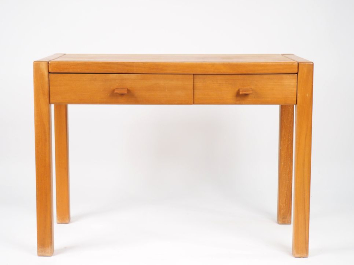 Maison REGAIN. Bureau en orme massif, ouvrant à un tiroir en ceinture 